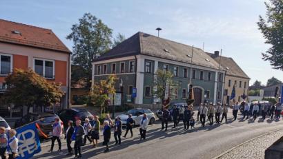 Bild: gz
Beim Kirchenzug folgten hinter den Ministranten mit dem Kreuz das Blechbläserensemble, der Bürgermeister mit den Gemeinderäten, die kirchlichen Vertreter und hinter den Fahnenabordnungen der Vereine die Geistlichen mit Ministranten.