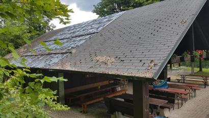 Bild: gi
In einem argen Zustand befindet sich der Kiosk im Kurpark Moosbach. Für rund 150.000 Euro soll das Gebäude erweitert und renoviert werden.