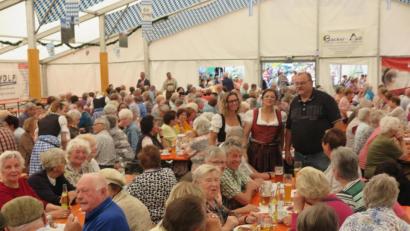 Bild: jzk
Isolde König und Regina Kestel (von links) dankten Festwirt Armin Schinner, der auch heuer wieder den Seniorennachmittag auf dem Kemnather Wiesenfest ermöglicht hat.