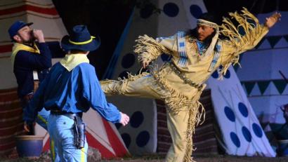 Bild: Kunz
Kampfszenen wie eine Ballettvorstellung einstudiert. Winnetou (Matthias M.) im vollen Einsatz gegen korrupte Soldaten.