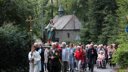 Bild: prh
Gut 100 Marienverehrer ziehen am Feiertag Mariä Himmelfahrt bei einbrechender Dunkelheit betend und singend mit einer blumengeschmückten Statue der Gottesmutter von der Bildkapelle in die Wallfahrtskirche St. Felix.