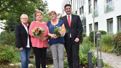 Bild: hcz
Rotkreuz-Kreisgeschäftsführer Sandro Galitzdörfer (rechts) und seine Stellvertreterin Edeltraud Sperber (links) danken den langjährigen Mitarbeiterinnen im BRK-Senioren- und Pflegeheim Helga Imbs (Zweite von links) und Heidemarie Haller.