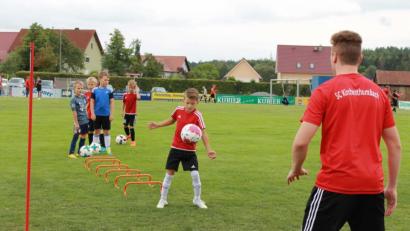 Bild: ü
Ball annehmen, dribbeln und andere Grundtechniken des Fußballs werden in Kirchenthumbach geübt.