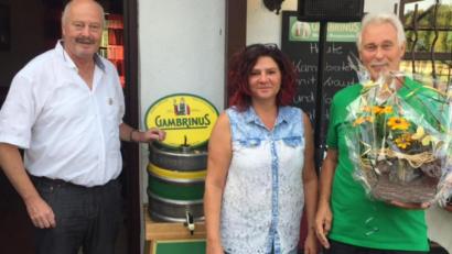 Bild: hcz
Brauereivertreter Heiner Nachtmann (links) und FC-Weiden-Ost-Vorsitzender Franz Bäumler begrüßen Sandra Weiß als neue Pächterin des Sportheims.