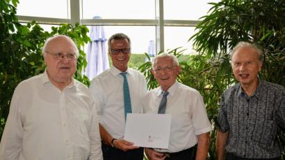 Bild: fdl
Dem Jubilar Alfred Hausmann (Zweiter von rechts) gratulieren zum 80 Geburtstag Bürgermeister Hermann Falk (Zweiter von links), Ruhestandspfarrer Konrad Kummer (links) und Pfarrer Hans-Peter Bergmann (rechts).