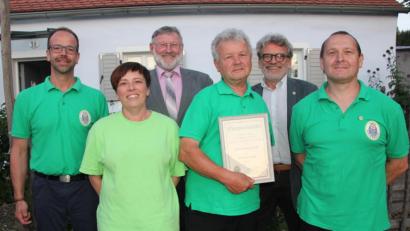 Bild: kro
40 Jahre stand Ludwig Gradl als Vorsitzender an der Spitze des OWV-Zweigvereins Griesbach. Nun wurde er zum Ehrenvorstand ernannt. Im Bild (von links): Zweiter Vorsitzender Tobias Schön, Dritte Vorsitzende Roswitha Rödl, Bürgermeister Josef Schmidkonz, Ludwig Gradl, Hauptvereinsvorsitzender Armin Meßner und Vorsitzender Günter Gradl.