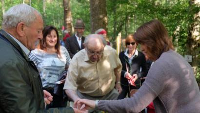 Bild: ohr
Der Frauenbund Nabburg bündelt heimische Heilpflanzen zu handlichen Sträußen. Dicht drängten sich die Wallfahrer um den Verkaufsstand, um gesegnete Kräuterbüschel zu erwerben.