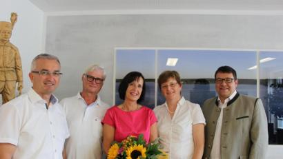 Bild: Michael Weiß
Bürgermeister Thomas Falter, Geschäftsstellenleiter Daniel Fendl und Kindergartenleiterin Monika Stehr bedankten sich bei Petra Schwinzer für ihren fast 30-jährigen Einsatz im Kindergarten Regenbogen. Gemeinsam mit ihrem Mann nahm sie Blumen und ein kleines Präsent entgegen.