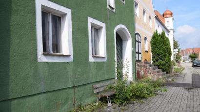 Bild: bö
"Da muss man was unternehmen"! Mangelnde Straßenreinigung in Hohenburg am Marktplatz sorgt nicht nur für Unmut im Marktgemeinderat, sondern auch in der Bevölkerung.