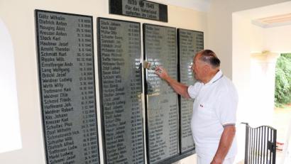 Bild: bsc
191 gefallene Friedenfelser des Ersten und Zweiten Weltkriegs sind auf den Gedenktafeln verewigt. Bei der Renovierung der Kapelle hat Walter Konhäuser die Inschriften gesäubert.	Bild: bsc