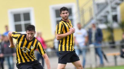 Bild: exb
Christoph Dumler (links) gewinnt ein Mittelfeldduell und marschiert in Richtung Raigeringer Strafraum: Der SV Kulmain kassierte am Donnerstag eine vermeidbare 2:3-Heimniederlage gegen den SV Raigering und will nun in Schwarzenfeld Versäumtes nachholen.