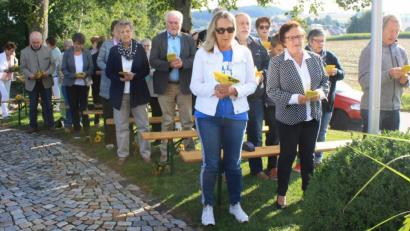 Bild: lk
Viele Gläubige waren zum Gottesdienst bei der Marienkapelle am Roten Weg gekommen.