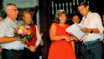 Bild: gio
Die Freudenberger Bauernbühne zeichnet eine Schauspielerin für 25 Jahre Mitwirken aus (von links): Spielleiter Benno Schißlbauer, Vorsitzender Norbert Altmann, Jubilarin Monika Altmann und Heiner Balk als Vertreter des Verbands Bayerischer Amateurtheater.