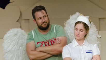 Bild: rha
Die Stadtbühne Vilseck lädt ein zum „Termin bei Petrus“. Ob wohl die beiden im Himmel gern gesehen sind? Erzengel Michael (Tobias Meidinger) beäugt skeptisch den weiblichen Eindringling (Lisa Kreuz).