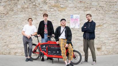Bild: exb/ Kathrin Koenigl
Die Dreampop-Band „Zulu“ vor ihrer 600-Kilometer-Tour mit E-Bikes: (von links) Sebastian Höhn, Maximilian Seeger, Jannis Scheurich und Raphael Reichert-Lübbert.