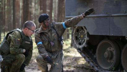 Bild: Bundeswehr
Zwei Kommandierende bei einer improvisierten Lagebesprechung am Rande eines Manövers in Litauen: Oberstleutnant Peer Papenbroock (mit geschwärztem Gesicht) weist bei der Abschlussübung den litauischen Brigadekommandeur ein.