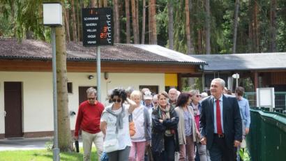 Bild: Gabi Schönberger
Mit 57 Senioren besuchte der Weidener Oberbürgemeister Kurt Seggewiß das Schätzlerbad.