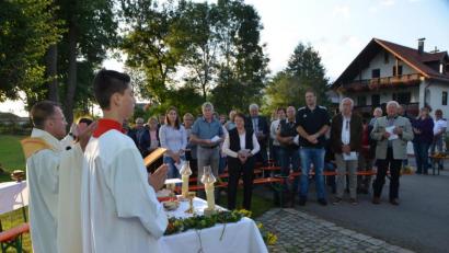 Bild: dob
Es sind nicht irgendwelche Kränze, die hier in der Abendsonne vor Dekan Alexander Hösl auf dem improvisierten Altar liegen sondern liebevoll gewundene Kräutergebinde, die einen herrlichen Duft beim Kreuzfest in Unterlind verströmten.