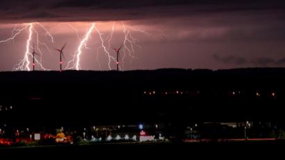 Bild: Charlotte Wiesent
Beeindruckendes Naturschauspiel: Blitze zwischen den Winderädern von Wappersdorf.