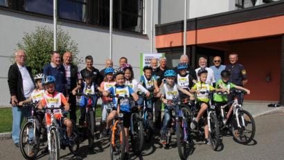 Bild: frd
Viele Helfer (im Hintergrund) haben für die Kinder einen Fahrradparcours aufgebaut und sie eine Gefahren-Schnellbremsung, das Umfahren von Hindernissen oder die Reaktion auf ein unvorhersehbares Ereignis im Straßenverkehr üben lassen. 
Für alle gab es Urkunden, für die Besten Siegermedaillen.