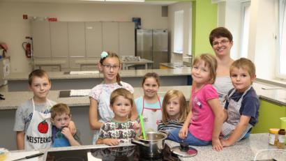 Bild: njn
Viel Spaß hatten die jungen Teilnehmer beim Kinderkochkurs mit Diplom-Ökotrophlogin Kristina Heinzel-Neumann.