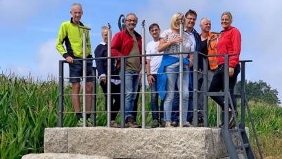 Bild: mef
Auf Vermittlung von Markus Staschewski (links) stellen die Planer Katrin Hartisch (rechts) und Herbert Hofberger (Dritter von links) den internen Projektabschluss des Findlingsweges vor. Zweiter Bürgermeister Oliver Mutterer (Dritter von rechts), Mitglieder des Marktrates, Angehörige der Beratungsgruppe und Vertreter der Verwaltung und des Bauhofes ließen sich bei der Begehung vom Flair des Weges überzeugen.