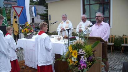 Bild: bjp
Zum Schluss des von Pfarrer Edmund Prechtl und Stadtpfarrer Gerhard Pausch aus Weiden konzelebrierten Festgottesdienstes begrüßt Kapellenbauvereins-Vorsitzender Josef Nickl (am Ambo) die Besucher des Pichlberger Patroziniumsfestes.