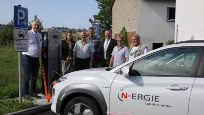 Bild: den
In Sachen E-Mobilität tut sich was in Krummennaab. Darüber freuen sich (von links) Bürgermeister Uli Roth, Doreen Ibrahimovic (N-ERGIE), zweiter Bürgermeister Reinhard Naber, Jakob Gallersdörfer (Fraktionssprecher der CSU), Michael Lingg (N-ERGIE), Geschäftsleiter Bernhard Frummet und Max Sieder (SPD-Fraktionssprecher).