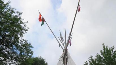 Bild: jzk
Mit Betreuerin Anna Lehner bauten die kleinen „Indianer“ ein Tipi auf.