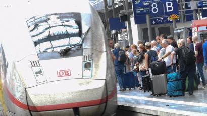 Bild: Arne Dedert
Bundeswehr und Bahn haben sich auf Gratis-Bahnfahrten für Soldaten geeinigt - zunächst im Fernverkehr. Foto: Arne Dedert/Archiv