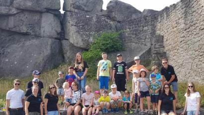 Bild: cro
JU-Vorsitzende Pia Schmidt (Zweite von rechts) mit Kindern und Betreuern im Burghof.