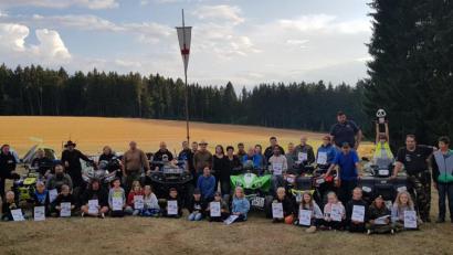 Bild: Bayerisches Rotes Kreuz/exb
Die Teilnehmer des Zeltlagers der Mitterteicher Rotkreuz-Gemeinschaften zusammen mit den Quad-ATV-Freunden Wunsiedel, die einen Überraschungsbesuch in Pleußen einlegten.