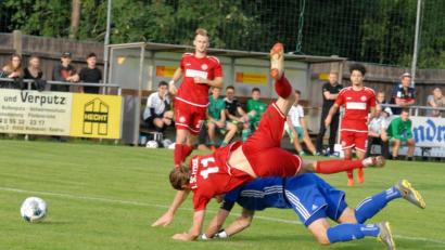 Bild: gb
Der SV Mitterteich unterlag am Freitagabend dem Tabellenzweiten 1. SC Feucht mit 0:3. In dieser Szene stürzt Gästespieler Philipp Spießl im Zweikampf über den Mitterteicher Torwart Fabian Scharnagl.