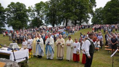 Bild: fvo
Die Geistlichen Albert Hölzl (Dritter von links), Josef Häring (Vierter von links) und Norbert Götz (Fünfter von links) zelebrierten den Festgottesdienst am Freialtar am Fahrenberg
