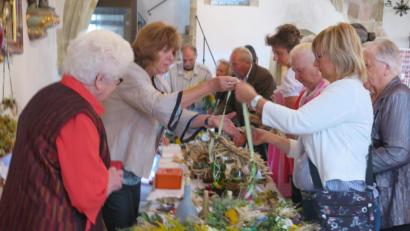 Bild: jzk
Einem guten Zweck diente die Verkaufsaktion des Katholischen Frauenbundes Kemnath an Mariä Himmelfahrt.