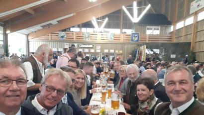 Bild: gis
In der Festhalle: der Domprediger: zweiter von links
Links: Winfried Prokisch