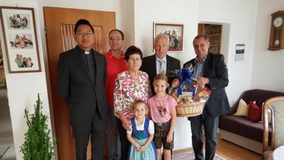 Bild: hzi
Hermann Maul (Zweiter von rechts), Ehefrau Babette und zwei der sechs Enkelkinder empfangen die Gratulanten Pater Samuel Patton (links), Thomas Looshorn und Georg Schraml (rechts).