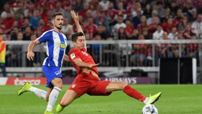 Bild: agentur_dpa
Das erste Tor der neuen Bundesliga-Saison: Robert Lewandowski (vorne) grätscht eine scharfe Gnabry-Hereingabe zum zwischenzeitlichen 1:0 für die Bayern ins Netz.