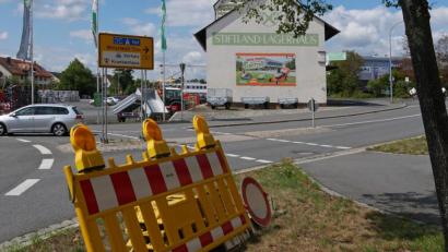 Bild: tr
Die Vorbereitungen sind getroffen. Ab Montag wird aufgrund von Bauarbeiten die Mitterteicher Straße nur noch eingeschränkt befahrbar sein. Ab dem 5. September ist sogar eine Vollsperrung vorgesehen.