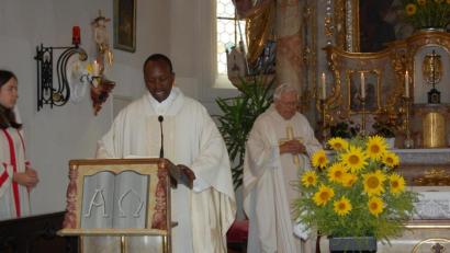 Bild: az
Pfarrer Gilbert und Monsignore Karl Wohlgut feiern an Mariä Himmelfahrt Eucharistie