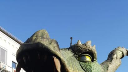 Bild: exb/Stefan Kuhn
Eva und Philipp gehen auf Tuchfühlung mit dem Further Drachen.