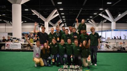 Bild: exb
So sehen Vizeweltmeister aus: Valentin Helm (ganz rechts) bejubelt mit seinem Team Platz zwei im Finale. Im Vordergrund sind die Roboter-Spieler aufgestellt.