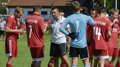 Bild: ham
OVI-Teunz-Spieler Stefan Eichstätter (grün) wird vom Schmidgadener Alexander Schmidl gestört. OVI-Teunz gewann die Partie am Feiertag mit 2:0 und muss jetzt am Sonntag nach Nittenau. Schmidgaden empfängt den TV Nabburg.