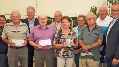Bild: sön
Bürgermeister Erwin Geitner (rechts), gratulierte den Gewinnern beim Senioren-Quiz Josef Schön, Gerhard Gattaut, Maria Hofmann und Walter Foschum (vorne von links). Franziska Haas hatte die Fragen Ausgeknobelt, Landrat Richard Reisinger übergab stabile Einkaufstaschen an Xaver Riepl, Anna Reinwald und Johann Fink (hinten von links).