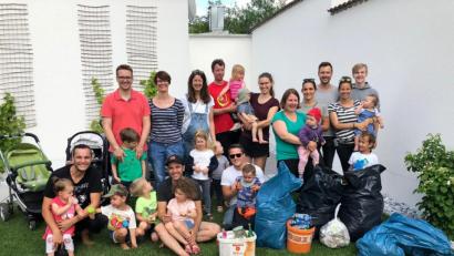 Bild: Christof Dehling/exb
Julia Dehling (hintere Reihe 6. von rechts) und ihre Freunde verbinden einen Stadtspaziergang mit einer Müllsammelaktion – und die städtische Abfallberatung unterstützt.