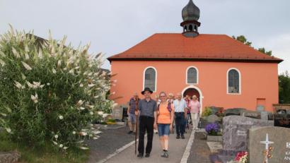 Bild: rpp
An der Friedhofskirche beginnend, führte Pfarrer Klausfelder die Wanderer rund um Neustadt am Kulm.
