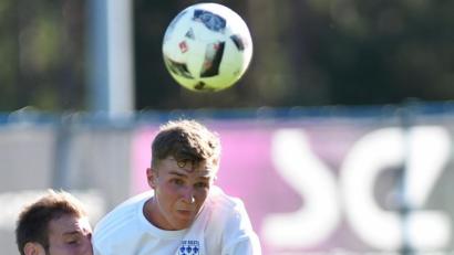 Bild: A. Schwarzmeier
In diesem Luftkampf hat SVE-Stürmer Johannes Pötzl (links) nichts zu bestellen. Der SV Etzenricht kassierte völlig überraschend gegen den bis dato sieglosen TuS Kastl eine 1:2-Heimniederlage.