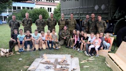 Bild: bö
Die 1. Kompanie des Logistikbataillons 472, die Pateneinheit des Marktes Schmidmühlen, hatte unter der Leitung von Hauptfeldwebel Benedikt Schorr (rechts) zum Biwak auf das Schulgelände eingeladen.