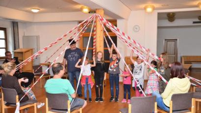 Bild: fjo
Sein bestes gibt der Theaternachwuchs im "ersten echten Waidhauser Zirkuszelt" unter Regie von Zirkusdirektor Josef Kleber (stehend, links).