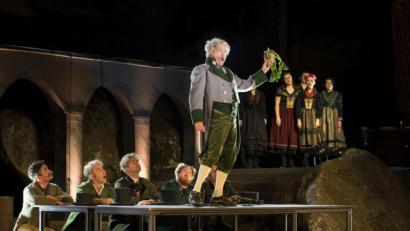 Bild: Dietz/Luisenburg-Festspiele
„Zucker“ ist der Stoff, aus dem ein gelungenes Musical für die Luisenburg geschaffen wurde. Und der Wunsiedeler Bürgermeister (Frank Logemann) wirbt euphorisch und voller Pathos für die Frucht der Zukunft – die Zuckerrübe – in seinem Stadtrat.